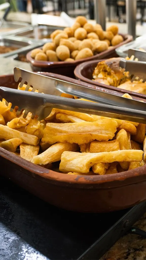 Buffet — mandioca frita e petiscos